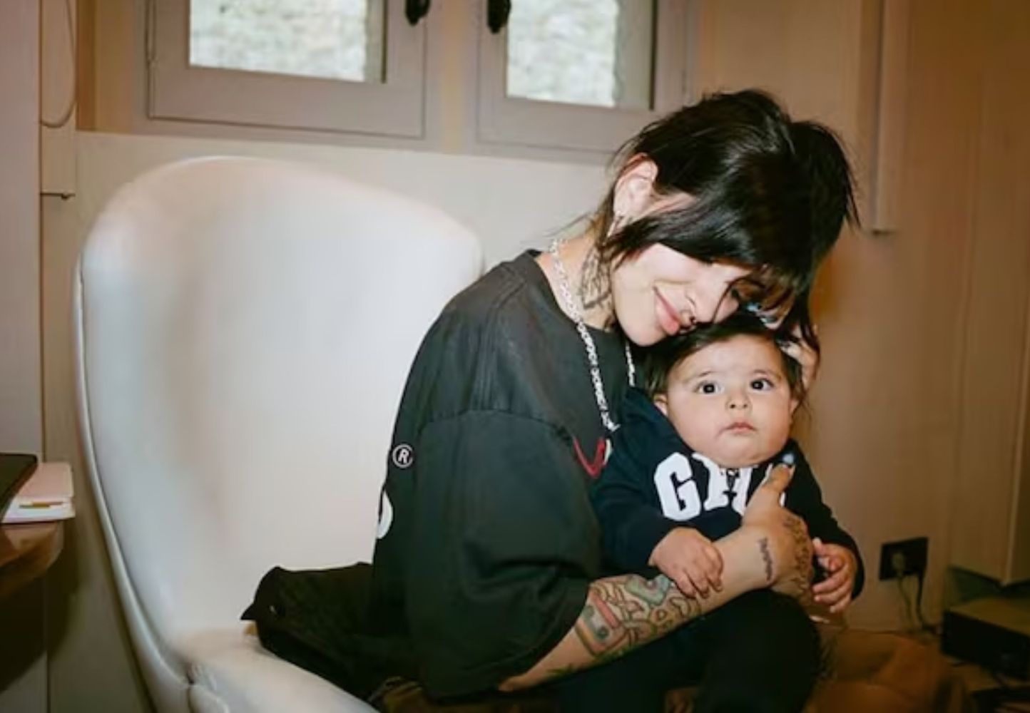 Cazzu con su hija.