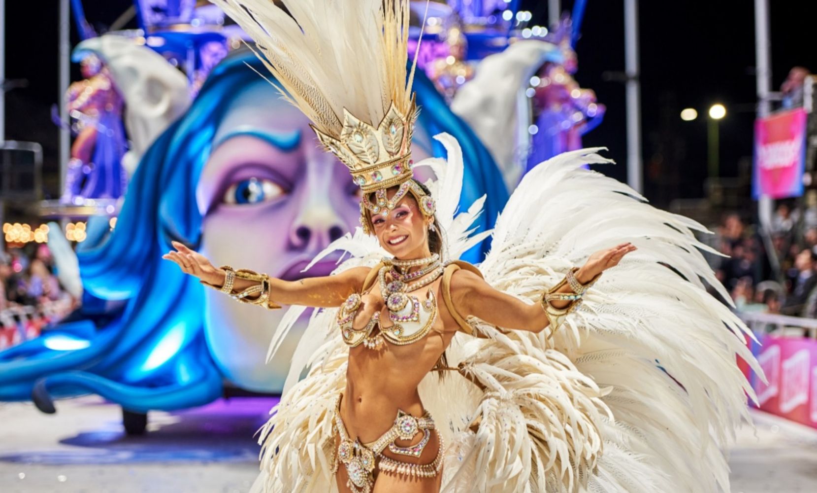 Ángeles Félix, representante de O Bahía, candidata a Reina del Carnaval del País.