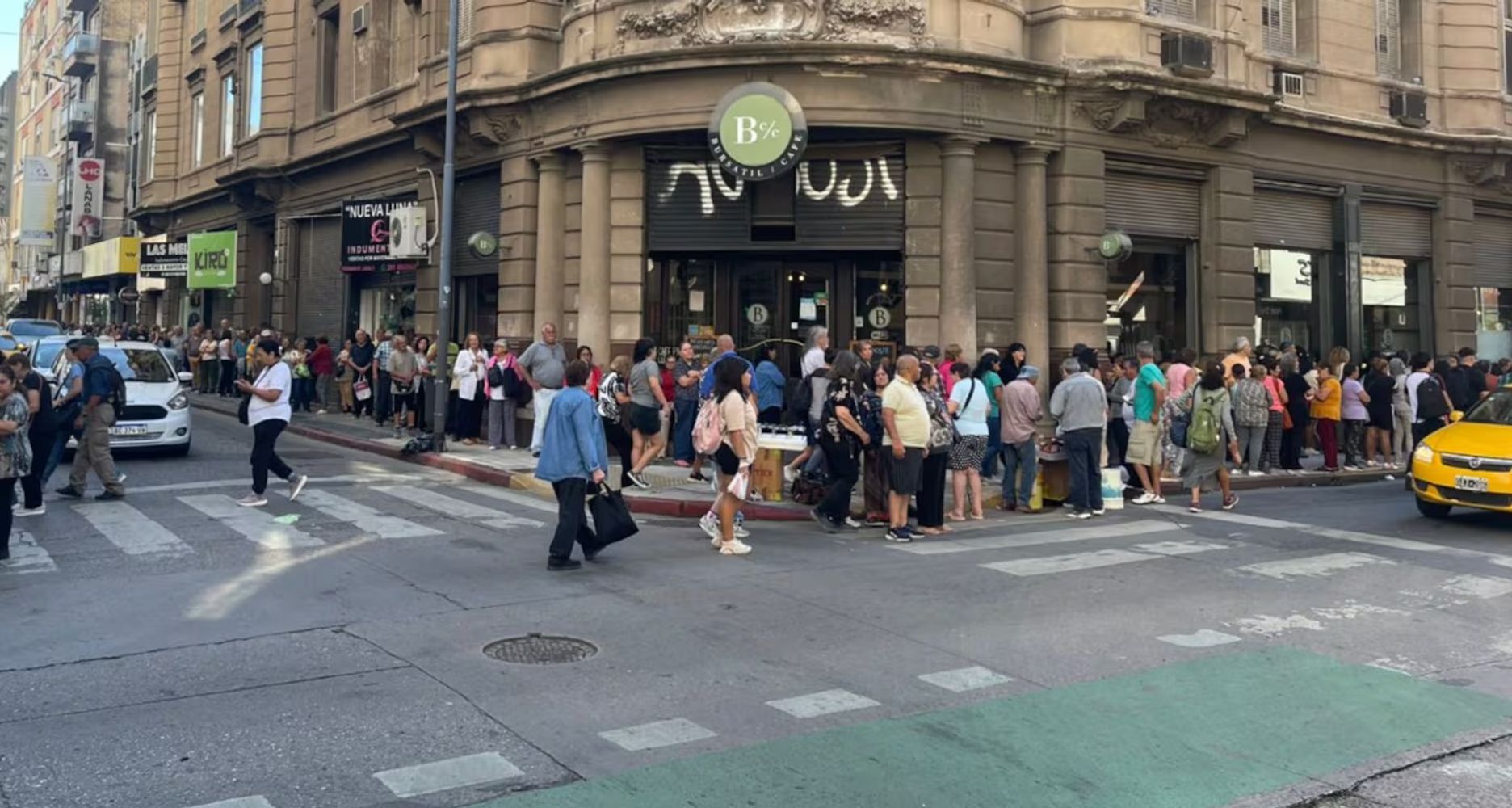 Largas filas de jubilados en Córdoba.