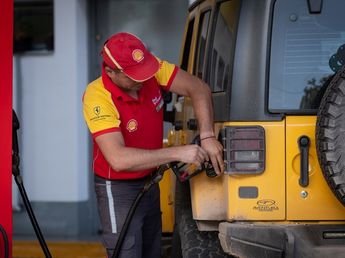 Cuánto gana un playero de YPF, Shell y AXION en marzo 2026