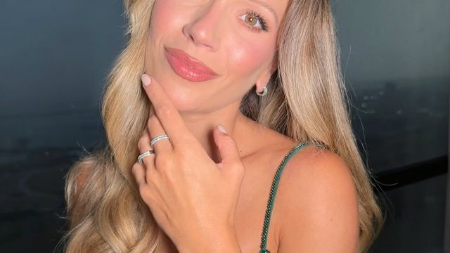 Mega escote y mucho brillo: Laurita Fernández deslumbró con un minivestido al límite de la censura