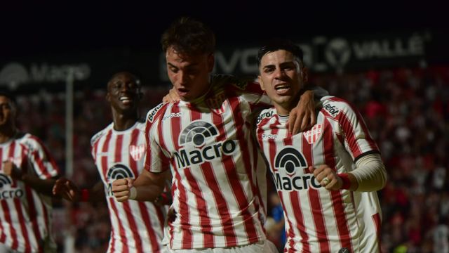 Una pelota que peleó el colombiano Córdoba terminó en penal y en gol de Alex Luna para Instituto.