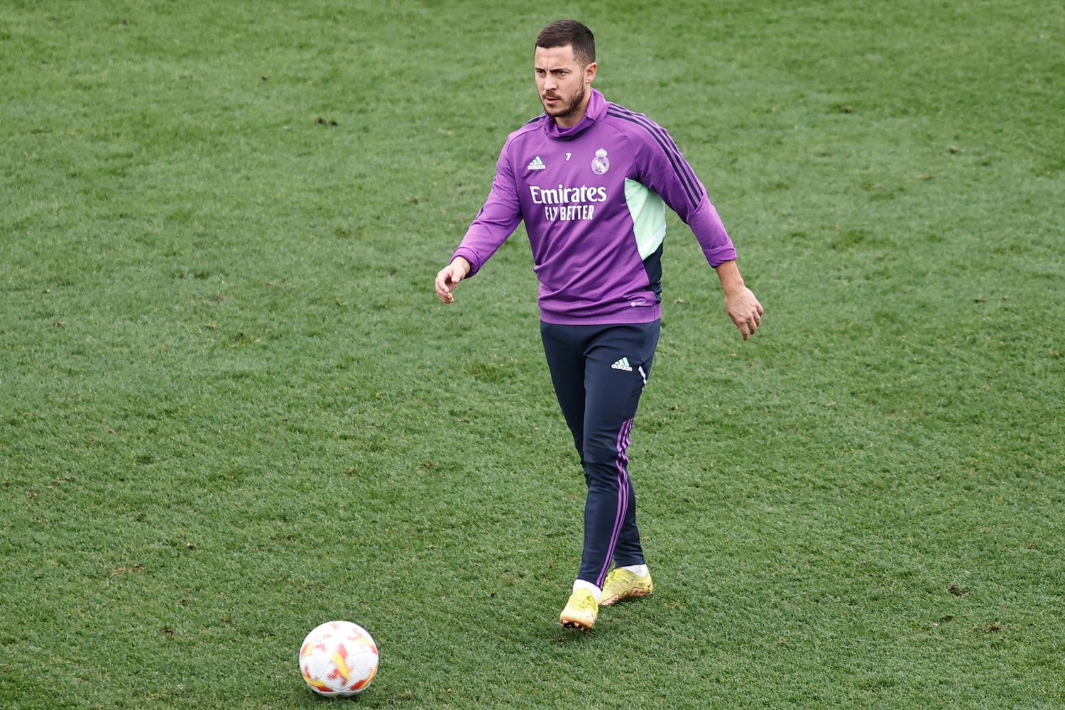 El exfutbolista belga disfruta su vida familiar en Madrid, dedicado a sus hijos y lejos de la actividad profesional.
