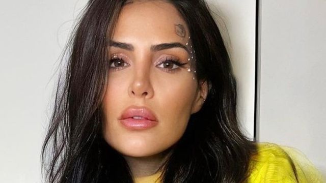Musculosa básica, lencería a la vista y hebilla de mariposa: el audaz adelanto de verano con el que Cande Tinelli arrasó en Instagram