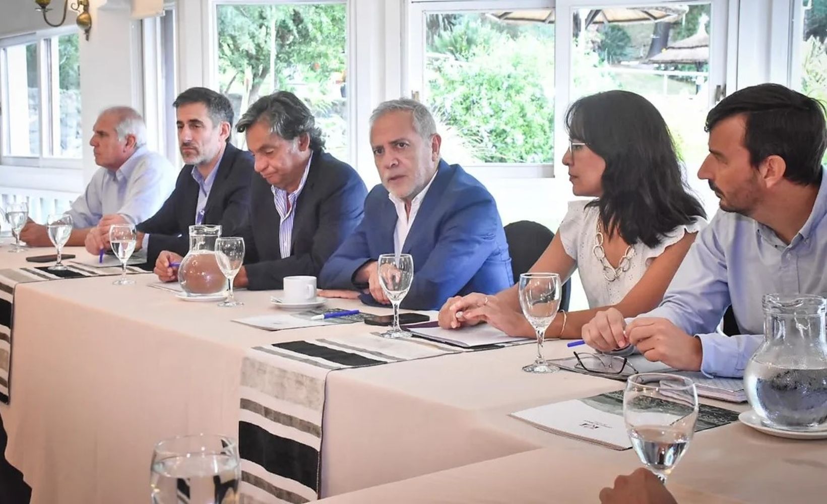 Los ministros de Producción de Jujuy y Salta -ambos al centro- acompañan a los productores en la discusión con los compradores por el nuevo precio para el kilo de tabaco.