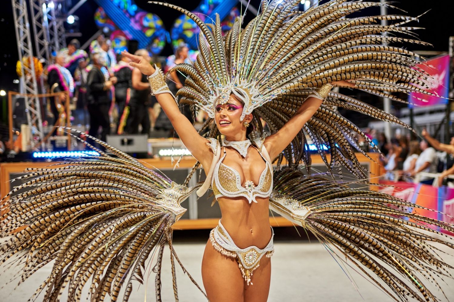 Valentina Giméne, representante de Papelitos, candidata a Reina del Carnaval del País.