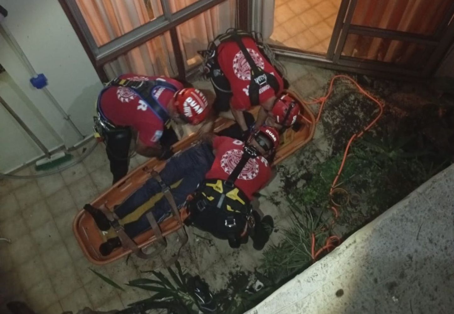 El ladrón cayó a un patio interno.