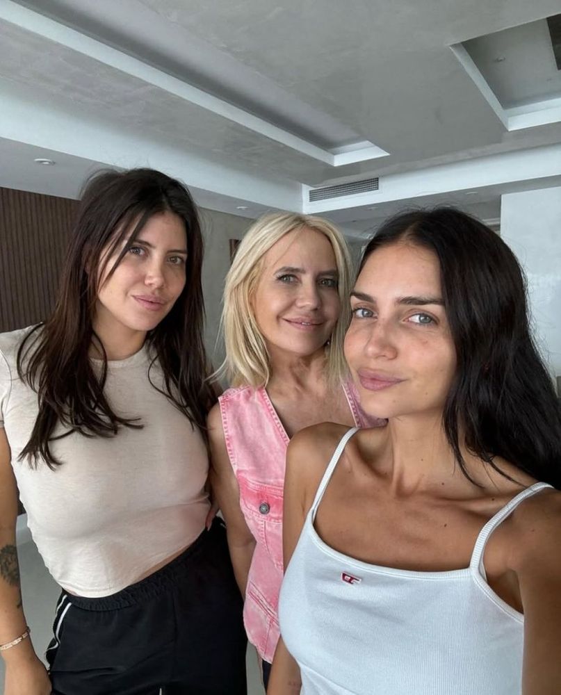 Nora Colosimo junto a sus hijas Wanda y Zaira Nara.