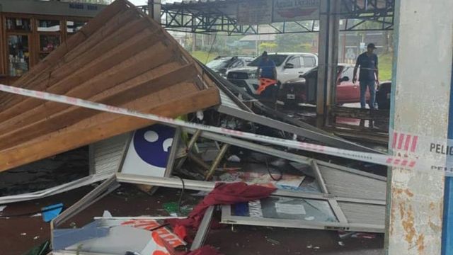Temporal con ráfagas de hasta 80 km/h causó destrozos en la terminal de Aristóbulo del Valle.
