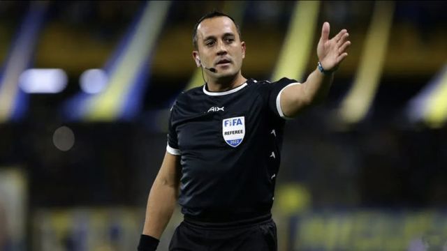 Fernando Espinoza, otra vez en el ojo de la tormenta por su arbitraje en Instituto-Atlético Tucumán.