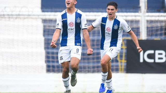 David Romero lo grita y Fabrizio Sartori lo acompaña en el festejo. De la reserva de Talleres a ser goleadores del Torneo Apertura.