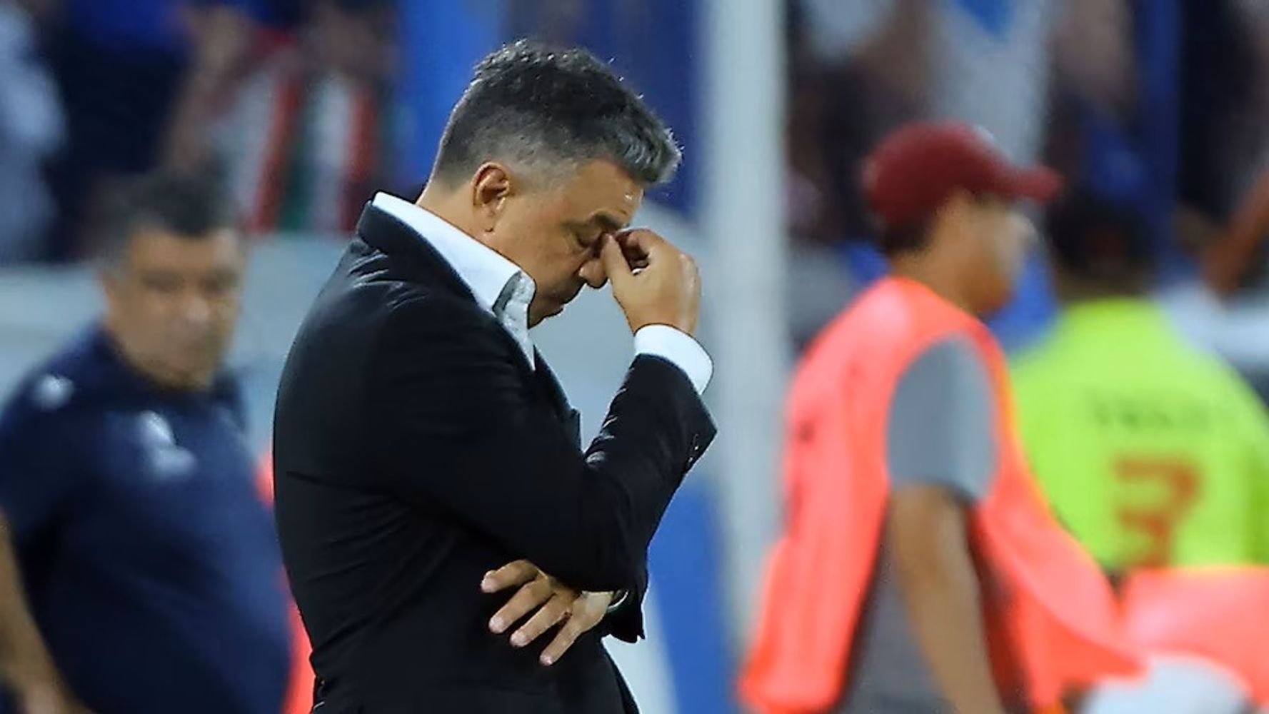 Marcelo Gallardo, preocupado en pleno partido. 