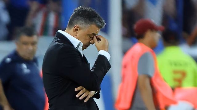 Marcelo Gallardo, preocupado en pleno partido.