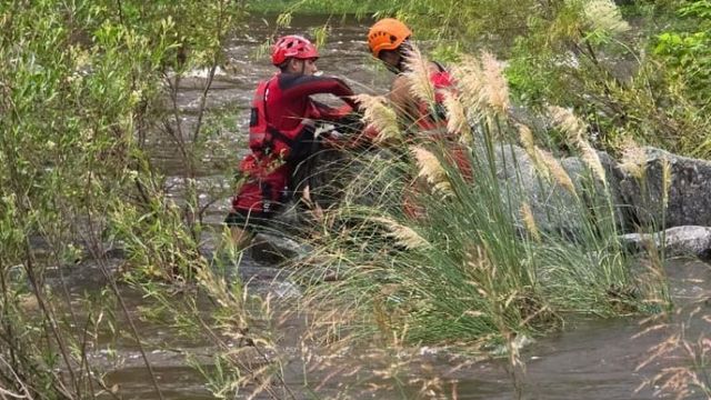 El personal del Departamento de Unidades de Alto Riesgo rescató a un perro atrapado por la creciente en Villa Carlos Paz