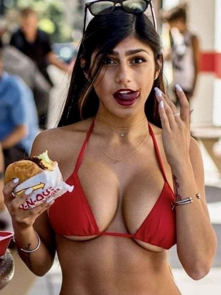 Botas rojas de charol y mucha piel: Mia Khalifa jugó al límite de la censura con una producción de fotos de alto impacto