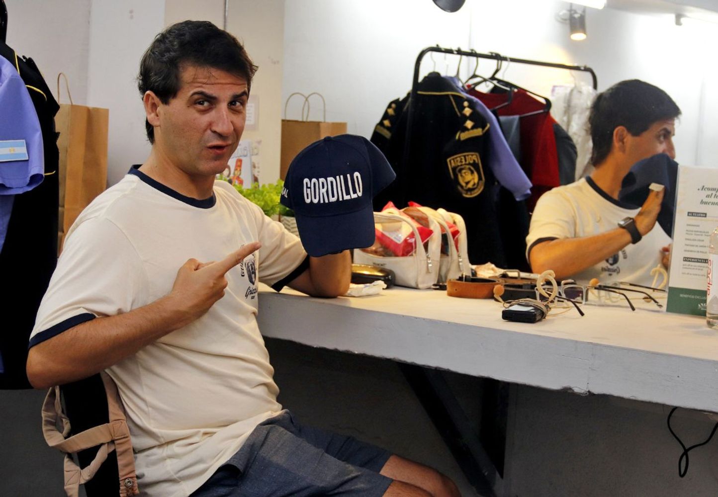 Miguel Martin a punto de meterse en el papel del Oficial Gordillo.
