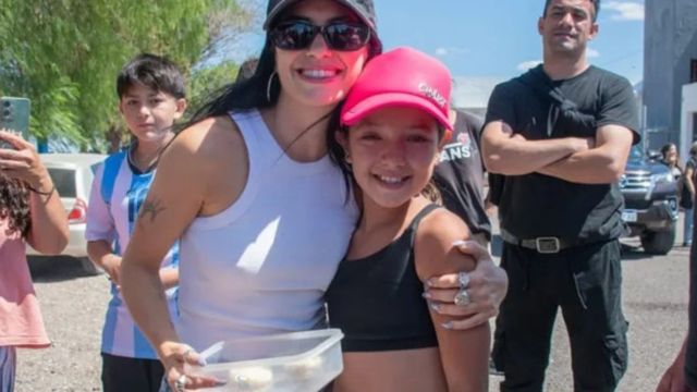 Lali con una fan que vendía alfajores para comprar la entrada de su show