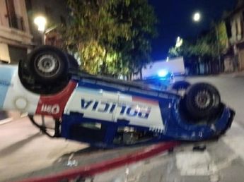 Un patrullero se dio vuelta en una persecución en pleno Centro de Córdoba