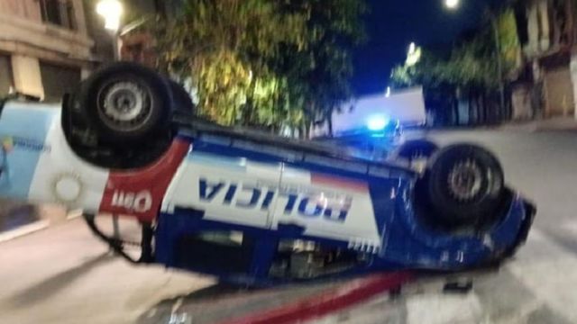 Un patrullero volcó en el Centro de Córdoba. 