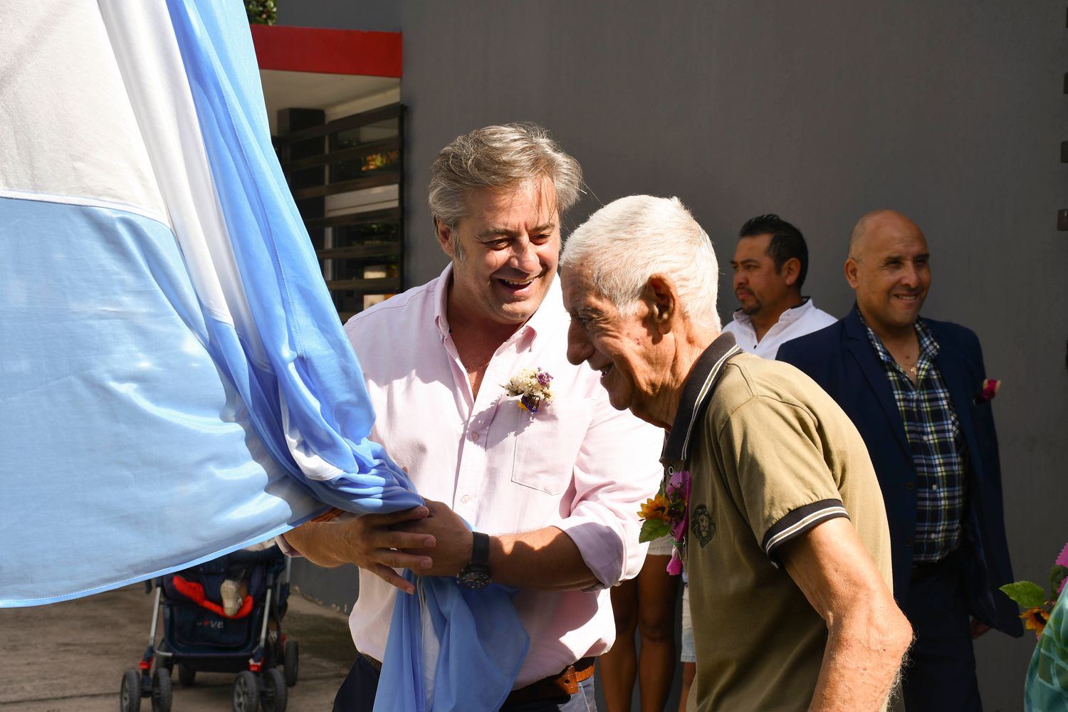 El presidente del Concejo Deliberante, Gastón Millón, junto al vecino Julio Taglioli, en el izamiento de la Bandera.