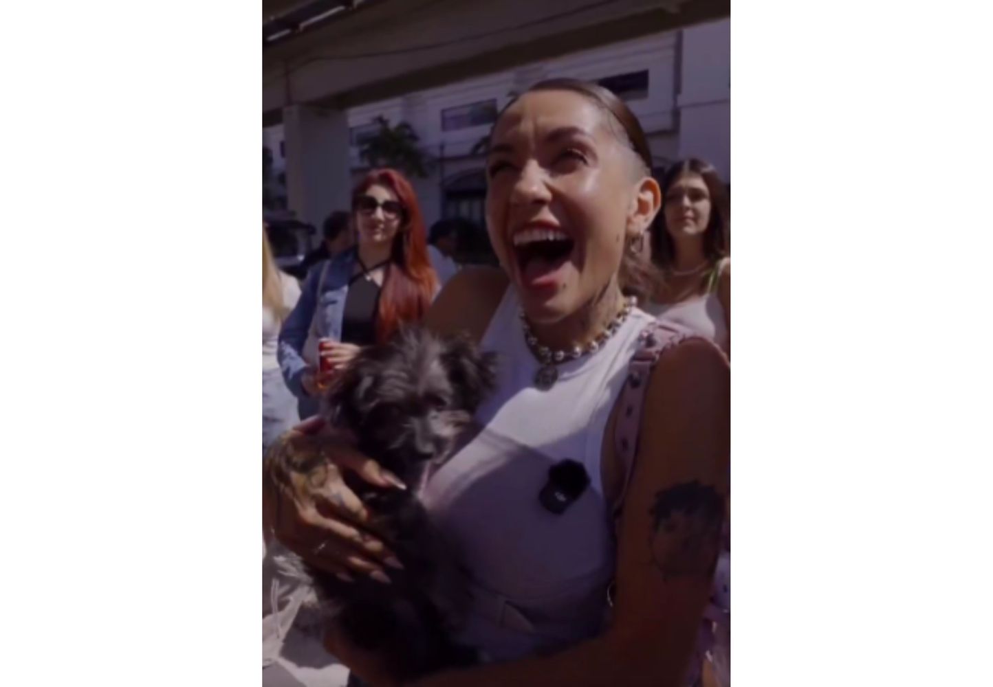 La emoción de María al adoptar un nuevo cachorro.