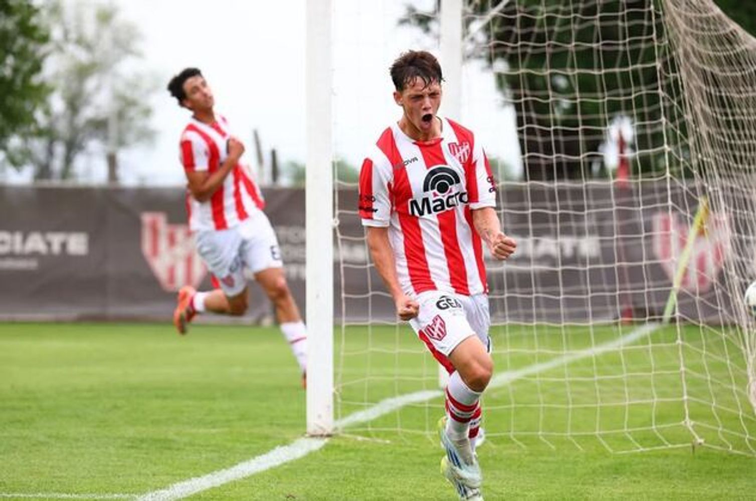 El promisorio extremo Lorenzo Albarracín fue bajado del plantel superior de Instituto.