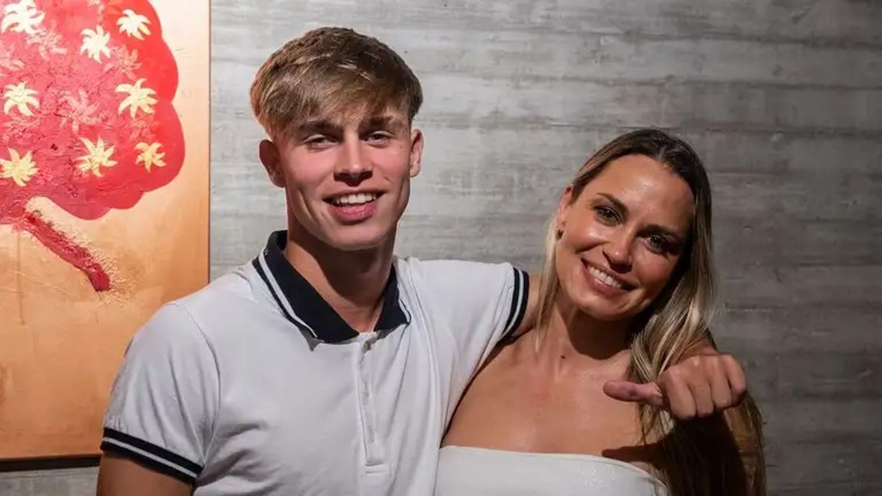 Tomy, el más chico de la casa, junto a su madre Carola