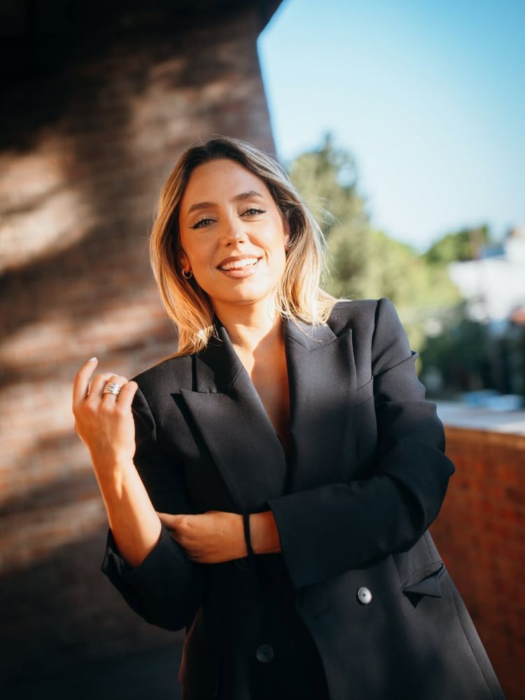 El destape de Sofi Martínez: la periodista lució un look sastrero con corpiño de encaje y arrasó en Instagram
