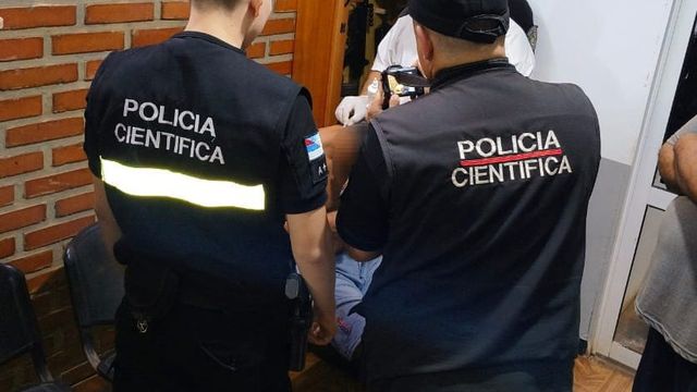 Asesinaron a un hombre de dos disparos en Jardín América y detuvieron a un joven de 23 años.