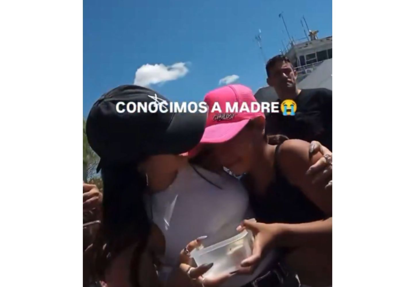 Lali junto a su fan, Renata.