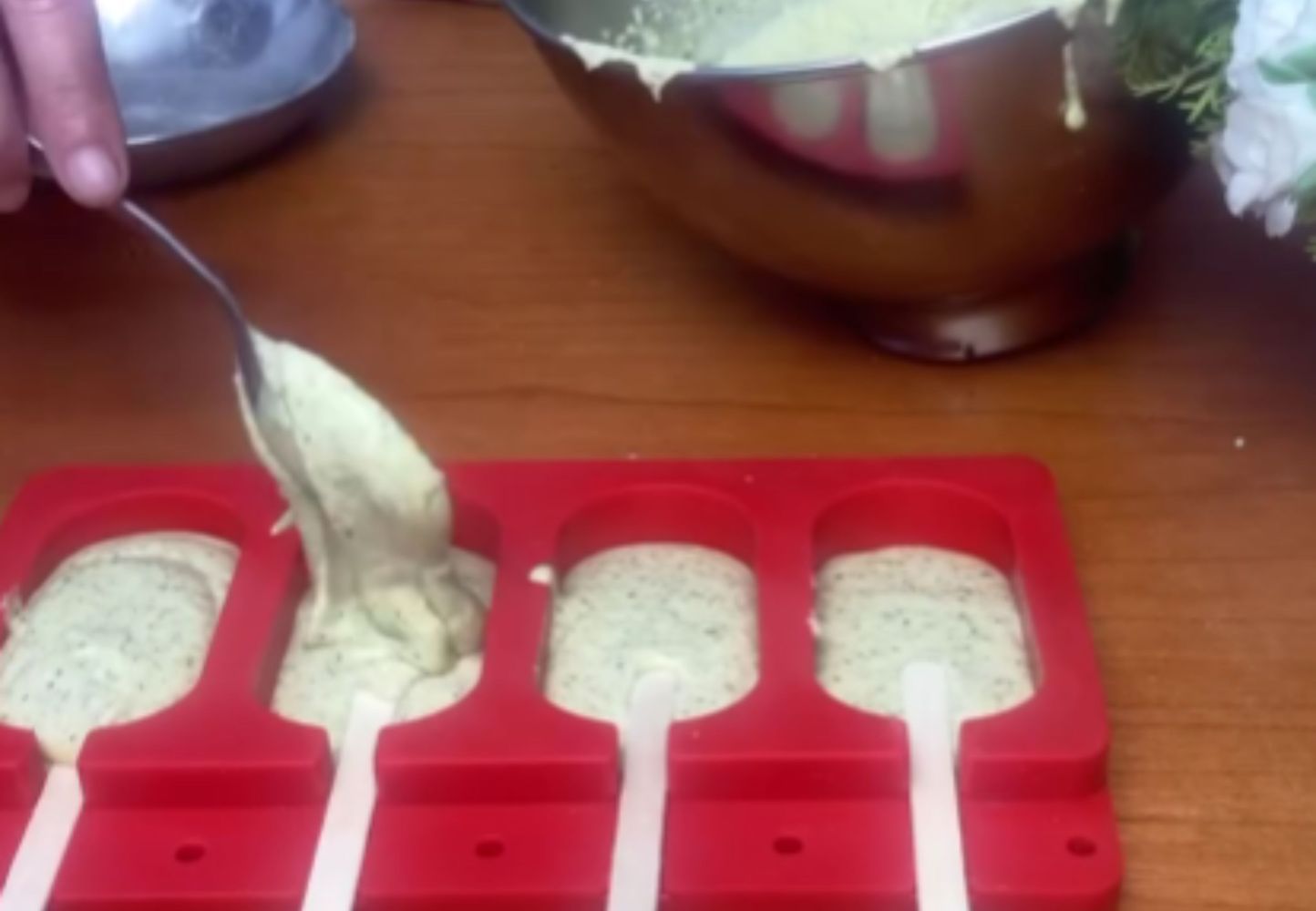 Con pocos ingredientes y un poco de paciencia se puede lograr un delicioso helado.