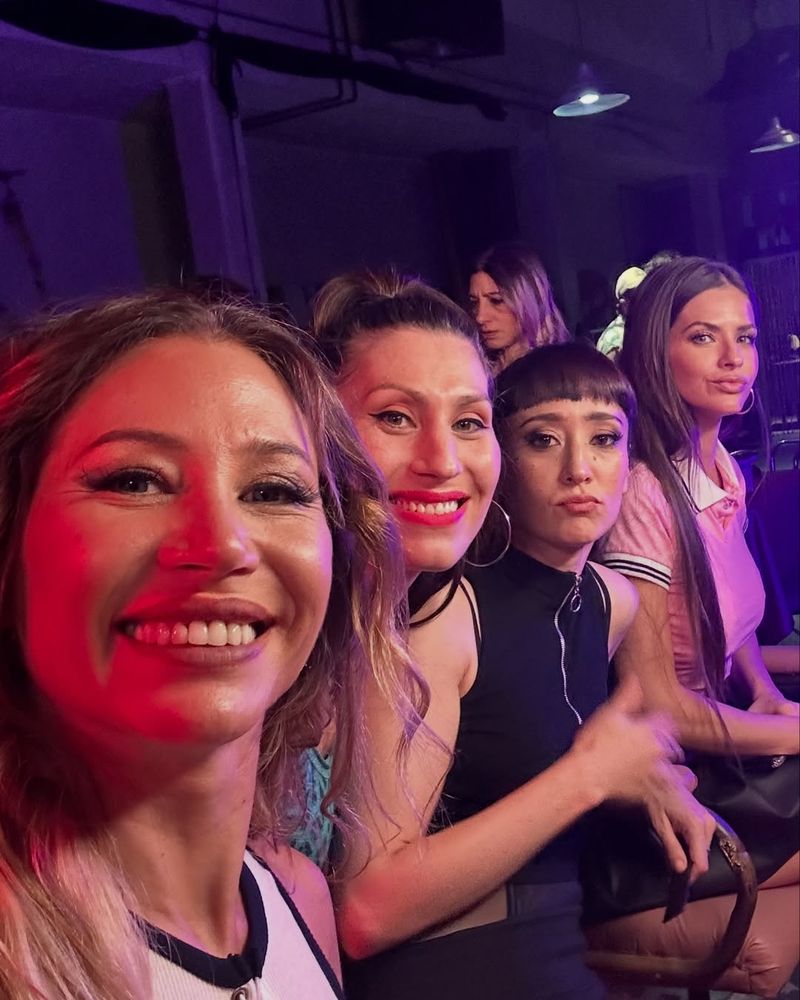 Adabel Guerrero junto a la China Suárez en el detrás de cámaras de la serie de Netflix.