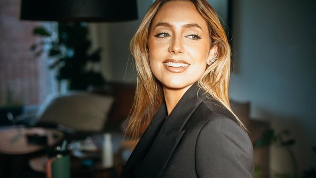 El destape de Sofi Martínez: la periodista posó en corpiño y casi muestra de más