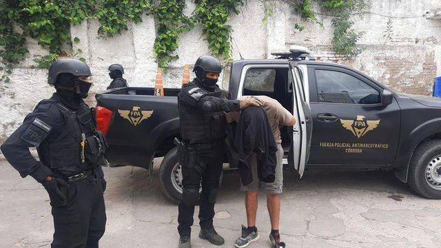 La Fuerza Policial Antinarcotráfico detuvo a dos hombres y secuestró estupefacientes en Santa María y Cosquín.