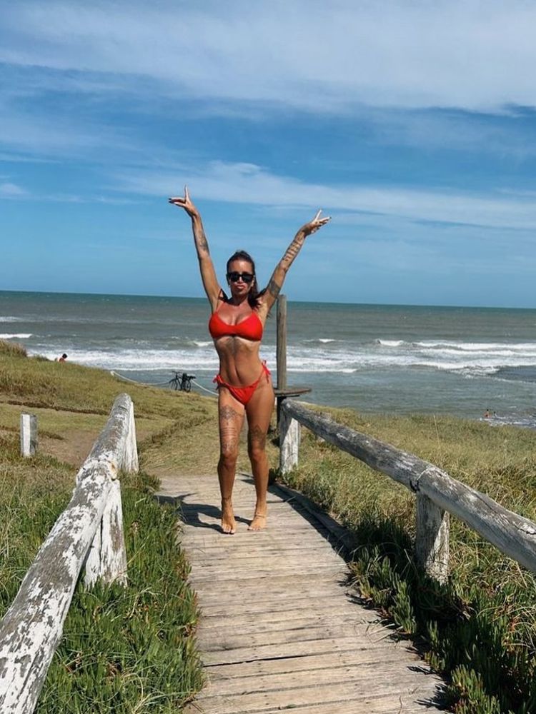 Desde Mar del Plata, Flor Peña marcó tendencia con el traje de baño más escotado de la temporada