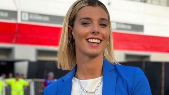 Sara Sklate, la periodista de River Plate, dio cátedra de estilo con el look total black protagonista del otoño 2026