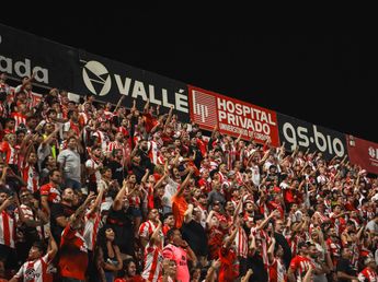 La polémica remera en apoyo a AFA que lucieron Instituto y San Lorenzo en el Nuevo Gasómetro