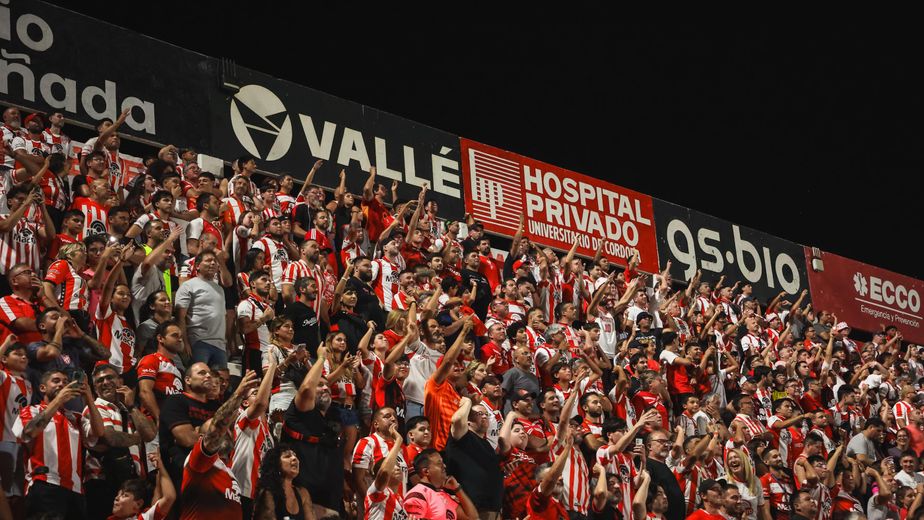 La polémica remera en apoyo a AFA que lucieron Instituto y San Lorenzo en el Nuevo Gasómetro