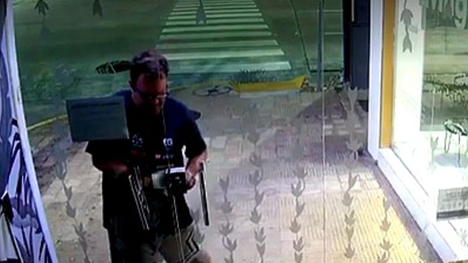 Video: buscan al hermano de un conocido piloto de carreras acusado de robar en negocios de Villa Urquiza