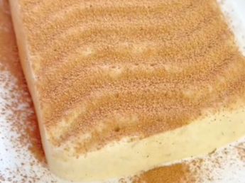 Sin harina y sin horno: cómo hacer un bizcochuelo de manzana súper suave y esponjoso para la merienda
