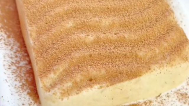 Sin harina y sin horno: Cómo hacer un bizcochuelo de manzana súper suave y esponjoso