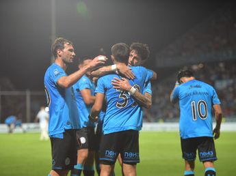 Belgrano festeja el triunfo, la punta y por el nivel del "Mudo" Vázquez: "Mis compañeros me hacen sentir..."