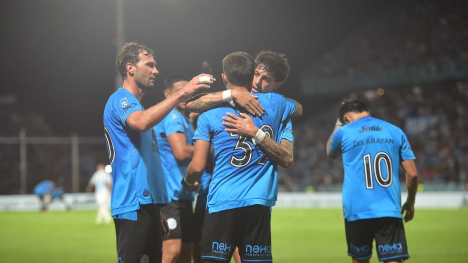 Belgrano festeja el triunfo, la punta y por el nivel del "Mudo" Vázquez: "Mis compañeros me hacen sentir..."