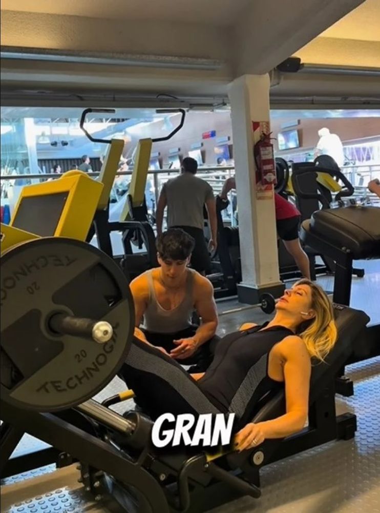 La periodista incluye ejercicios de fuerza y estabilidad, como la prensa a 45 grados y la hiperextensión, en su entrenamiento semanal.
