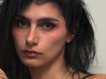 Mia Khalifa eligió los accesorios tendencia de la temporada y dio cátedra de estilo con un vestido retro