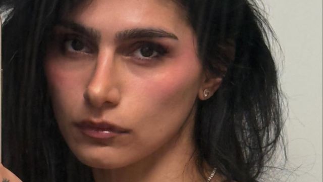 Mia Khalifa eligió los accesorios tendencia de la temporada y dio cátedra de estilo con un vestido retro