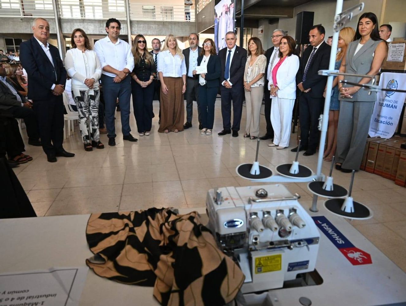 La medida incluye materiales para el aula y equipamiento específico según modalidad.