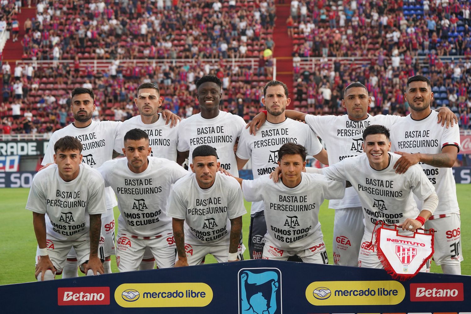 Formación de Instituto contra San Lorenzo con remera apoyando a AFA