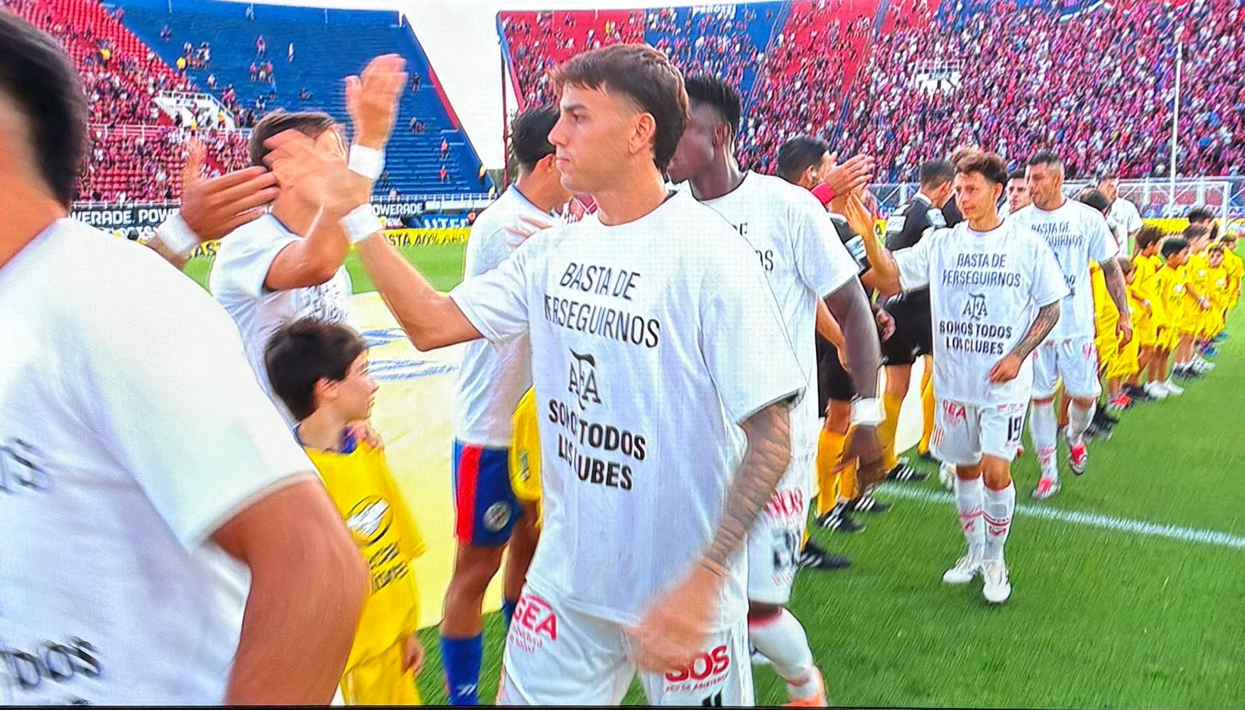 Instituto y San Lorenzo mostraron su apoyo a AFA con una remera previa al partido