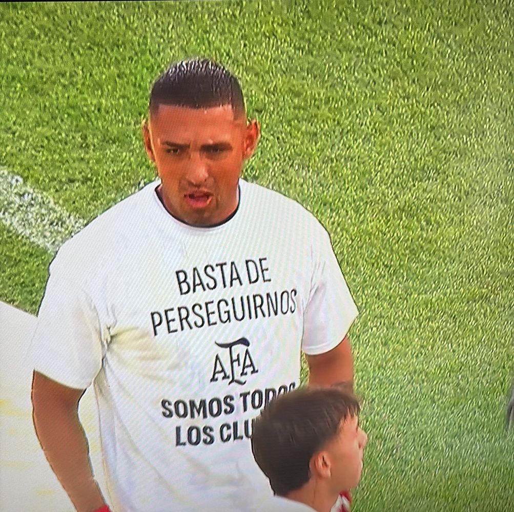 Captura de pantalla de Fernando Alarcón con remera de apoyo a la AFA